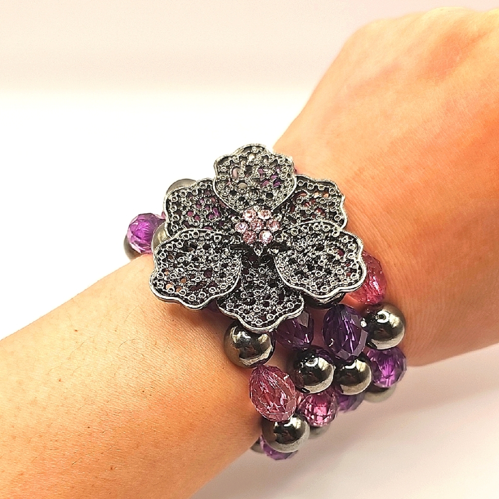 Elegant Floral Gunmetal and Purple Acrylic Stretch Bracelet